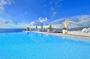 duży basen z widokiem na ocean w obiekcie Luxurious Villa in Mykonos with Pool w mieście Agios Ioannis