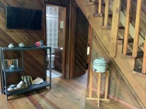 um quarto no sótão com pisos em madeira e uma escada em Tropical Treehouse em Sandy Bay