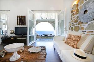 Telewizja i/lub zestaw kina domowego w obiekcie Luxurious Villa in Mykonos with Pool
