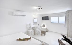 Telewizja i/lub zestaw kina domowego w obiekcie Luxurious Villa in Mykonos with Pool