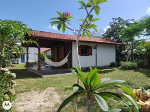 una casa con una hamaca delante en Bangalô Kontiki, en Florianópolis