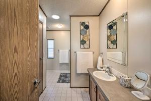 Ένα μπάνιο στο Sunny Waterfront Welaka Home with Private Dock! +27 φωτογραφίες