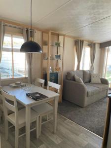 ein Wohnzimmer mit einem Tisch und einem Sofa in der Unterkunft ParkDean cherry tree holiday park in Great Yarmouth