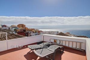 een balkon met 2 stoelen en een tafel en de oceaan bij Casa Verde in Santa Cruz de la Palma