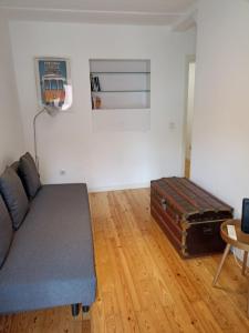 ein Wohnzimmer mit Sofa und Koffer in der Unterkunft Watching Lisbon Apartments in Lissabon