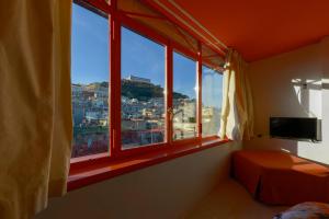 ナポリにあるB&B Toledo Panoramic Rooftop with terraceのベッドルーム1室(市街の景色を望む窓付)