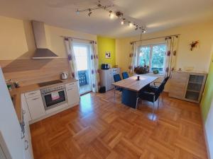 cocina con mesa de madera y comedor en Ferienwohnung Lucy am Lonitzberg, en Steinakirchen am Forst