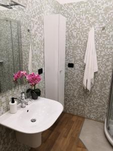 bagno con lavandino bianco e specchio di Hakuna Matata B&B a Pescara
