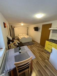 Cette petite chambre comprend une table et un lit. dans l'établissement Apartments Jelka, à Kranjska Gora