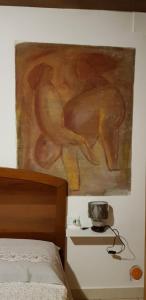 ein Bild eines Pferdes an einer Wand neben einem Bett in der Unterkunft Appartamento La Grotta in Vicenza