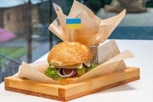 un panino in un cestino con un sacchetto di carta di Milana SPA & Hotel - SPA included a Bukovel