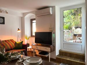 ein Wohnzimmer mit einem Flachbild-TV auf einem Tisch in der Unterkunft HealthyStudio512 Apartments in Kotor