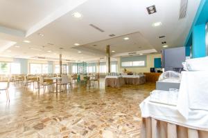 un salón de banquetes con mesas y sillas en una habitación en Hotel Castilla Alicante, en Alicante