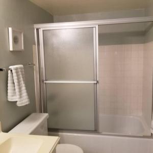 y baño con ducha, aseo y lavamanos. en Entire 2 level townhouse in Old Town Scottsdale! en Scottsdale