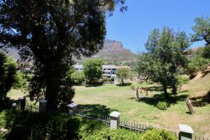 a view of the campus with the mountain in the background at Tamboerskloof 2 bed apartment in Cape Town