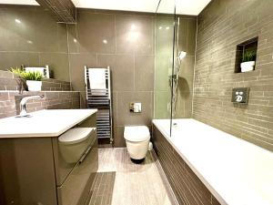 Vannituba majutusasutuses Stunning New 2 Bedroom Apartment - Next to the Beach - Great Location - FREE Parking - Fast WiFi - Smart TV - sleeps up to 4! Close to Purbeck, Corfe Castle, Sandbanks, Poole & Bournemouth