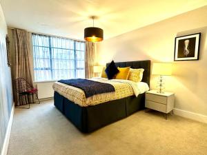 Voodi või voodid majutusasutuse Stunning New 2 Bedroom Apartment - Next to the Beach - Great Location - FREE Parking - Fast WiFi - Smart TV - sleeps up to 4! Close to Purbeck, Corfe Castle, Sandbanks, Poole & Bournemouth toas