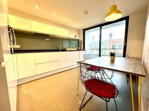 Köök või kööginurk majutusasutuses Stunning New 2 Bedroom Apartment - Next to the Beach - Great Location - FREE Parking - Fast WiFi - Smart TV - sleeps up to 4! Close to Purbeck, Corfe Castle, Sandbanks, Poole & Bournemouth