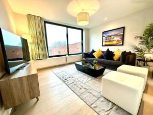 Televiisor ja/või meelelahutuskeskus majutusasutuses Stunning New 2 Bedroom Apartment - Next to the Beach - Great Location - FREE Parking - Fast WiFi - Smart TV - sleeps up to 4! Close to Purbeck, Corfe Castle, Sandbanks, Poole & Bournemouth