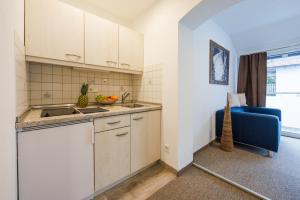 Η κουζίνα ή μικρή κουζίνα στο Haus Dippel am Kurpark inklusive Chiemgaukarte