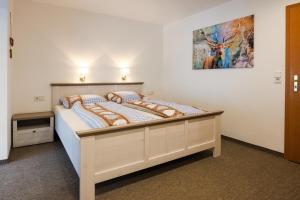 Ένα ή περισσότερα κρεβάτια σε δωμάτιο στο Haus Dippel am Kurpark inklusive Chiemgaukarte