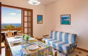 una sala de estar con una mesa y una silla en Villa Belvedere, en Capo Vaticano