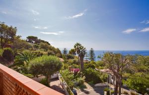 vistas al océano desde el balcón de una casa en Villa Belvedere, en Capo Vaticano
