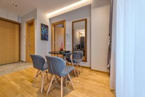 Un comedor con sillas y una mesa en una habitación. en Kalman Royal Inn, en Zlatibor