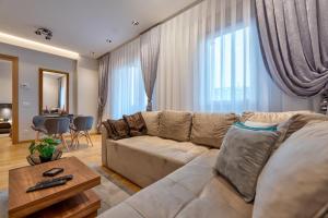 una sala de estar con un sofá y una mesa en Kalman Royal Inn, en Zlatibor