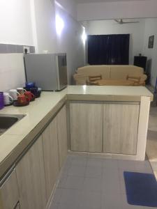 波德申PD Bayu Beach Resort Private Service Apartment的厨房配有台面和微波炉