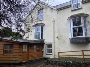 Casa blanca grande con garaje de madera en Bodwyn house, en Dolgellau