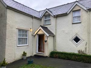 una casa de ladrillo blanco con puerta delantera en Bodwyn house, en Dolgellau