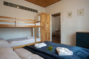 sypialnia z 2 łóżkami piętrowymi i biurkiem w obiekcie Pension Styl w mieście Bedřichov