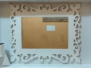 un miroir avec un cadre blanc sur un mur dans l'établissement Seu Apto na Praia da Costa 13 Barato Completo TV Geladeira Fogão Ar Cond Local Excelente Centro, à Vila Velha