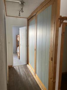 a room with a hallway with a sliding glass door at Grand 2 pièces traversant au Val Claret, 4 à 6 pers in Tignes