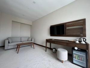 TV a/nebo společenská místnost v ubytování Pinhan Otel Kazdağıları