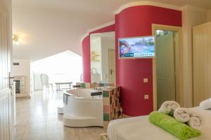 A television and/or entertainment centre at Oniro Luxury Villas Még 37 kép