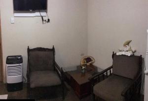 sala de estar con 2 sillas y mesa en EN EL EXTRANJERO COMO EN CASA, en Guayaquil