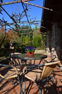 una mesa y sillas en un patio en Casa Rural La Cumbre, en Gata
