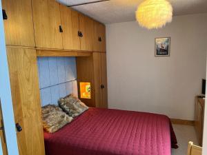 ティーニュにあるAppartement Tignes, 2 pièces, 4 personnes - FR-1-449-166のベッドルーム1室(赤い掛け布団付きのベッド1台付)