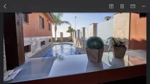 Bazén v ubytování Chalet de lujo nebo v jeho okolí