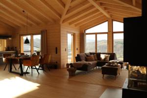 a living room with a couch and a table at Oaktree-Cottage in Löhnberg