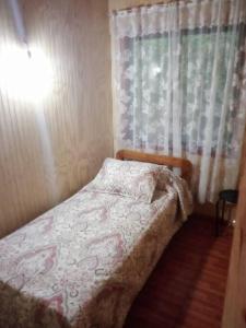 En eller flere senge i et værelse på Cabaña “El Radal”. Sector Carewe, Licán Ray