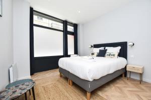 um quarto com uma cama grande e uma janela grande em Charming appart-6P-Sacré-Cœur Pigalle- PARIS 9 em Paris