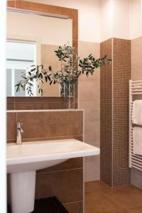 une salle de bain avec un lavabo et un miroir dans l'établissement Casa Monteverdi, à Vinchio