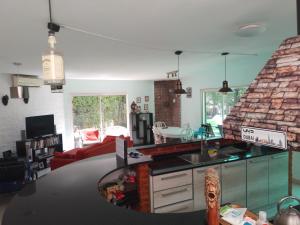 cocina y sala de estar con chimenea de piedra en Habitación Dulce Descanso en Ezeiza