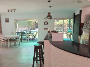 Habitación Dulce Descanso في إيزيزا: مطعم مع بار مع طاولة وكراسي