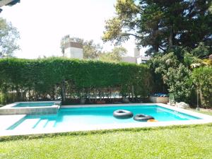 een zwembad in het midden van een tuin bij Habitación Dulce Descanso in Ezeiza