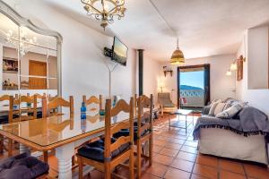 Apartamento Casa Manuela en Capileira - Alpujarra في كابيليرا: غرفة معيشة مع طاولة وكراسي وأريكة