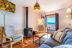 uma sala de estar com um sofá e um fogão a lenha em Apartamento Casa Manuela en Capileira - Alpujarra em Capileira